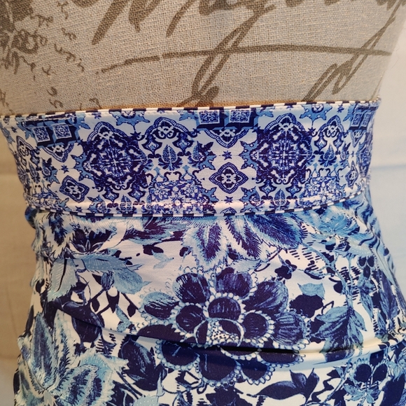 Azura Blue & White Floral Plunging Neckline Halter One-Piece Swimsuit Size 8 - Picture 4 of 13